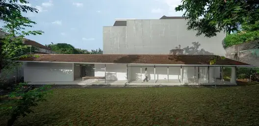 Casa strâmtă se întinde la 24 de metri