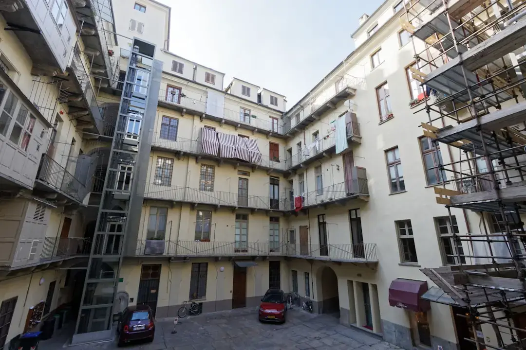 De la o singură tranzacție imobiliară la 13 proprietăți în șase ani