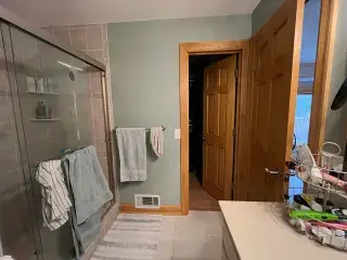 Expansiunea baia primară a adăugat cadă de băut şi duş mai mare în casa Wayzata