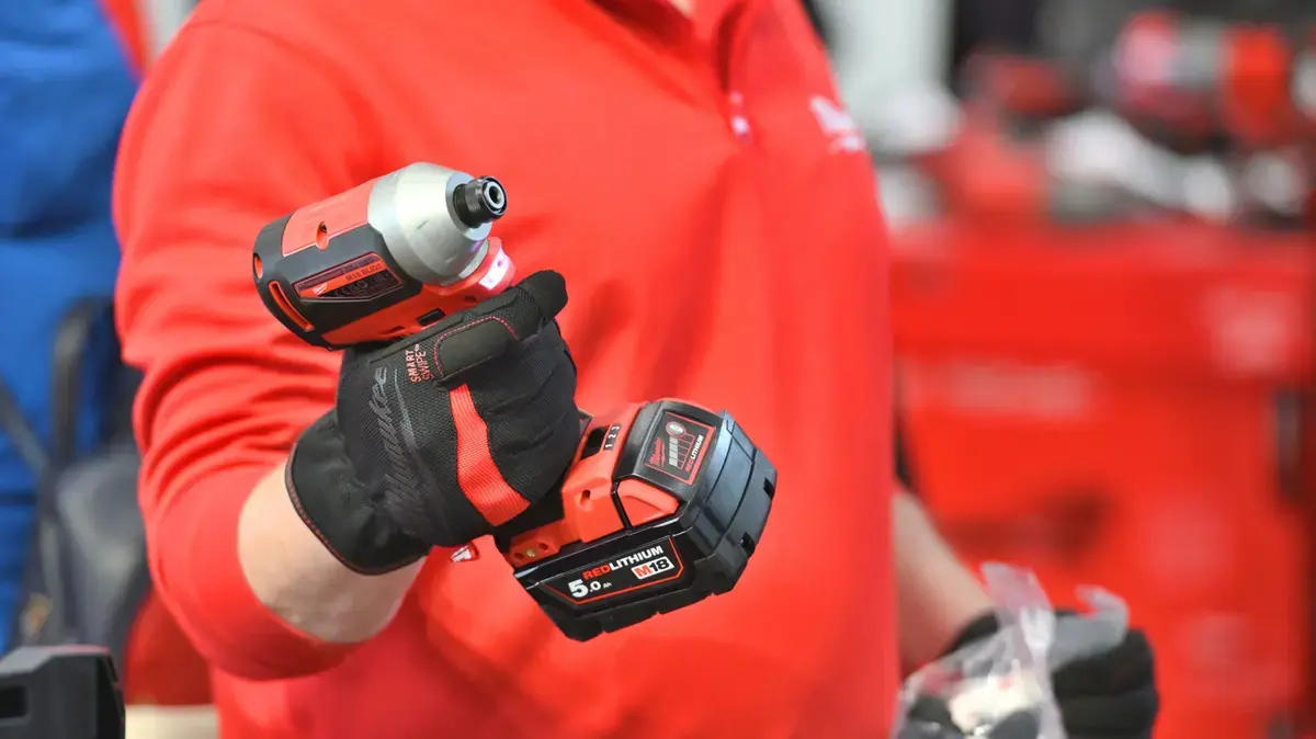 Home Depot oferă baterii gratuite la instrumentele Milwaukee