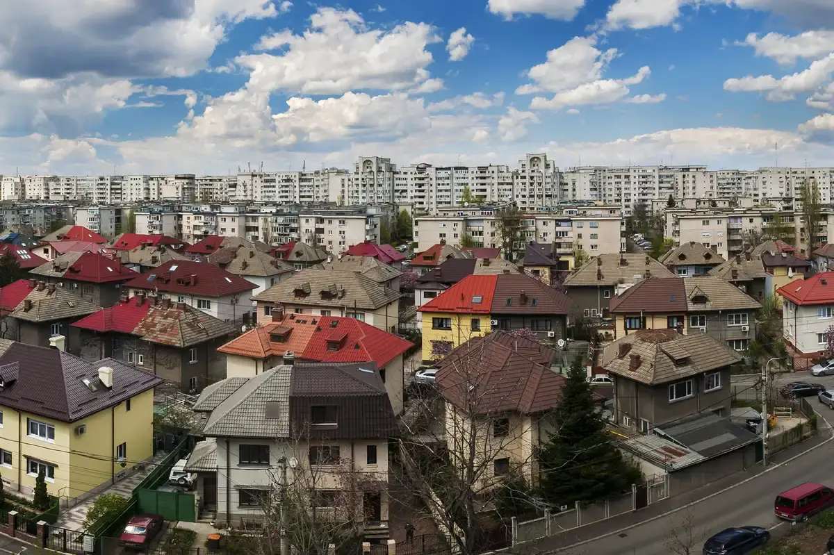 Leul slăbește, creditele se scumpesc: Impactul asupra românilor