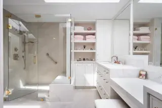Opt băi moderne cu dușuri fără bordură
