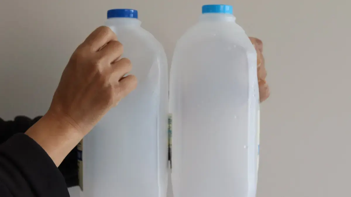 Reciclați ulcioarele vechi de lapte într-un depozit inteligent de baie
