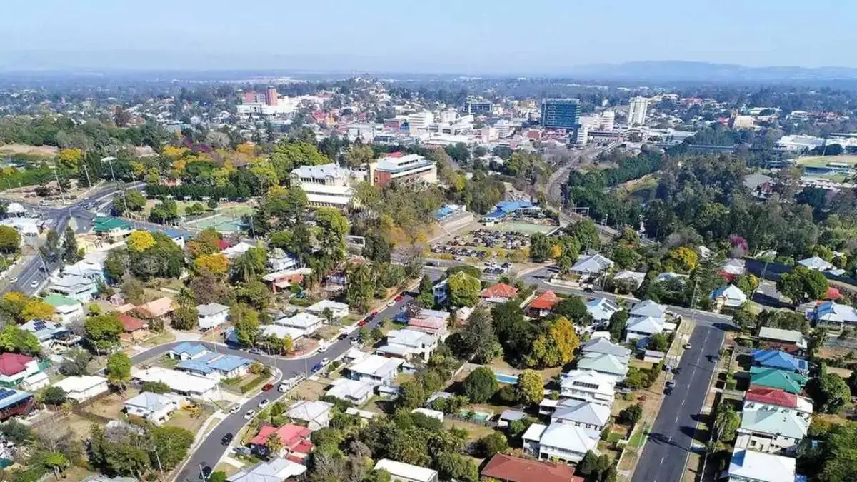 Suburbiile australiene explodează de bogăție, orașele rămân în urmă
