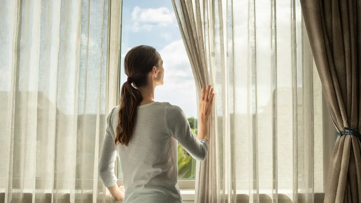 Tratamente de fereastră plictisitoare pentru o alternativă DIY mai drăguță