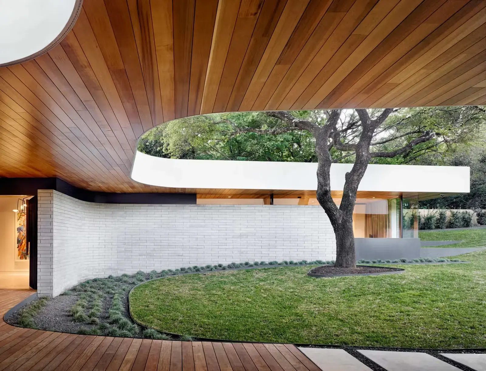 Casa spectaculoasă construită în jurul unui copac secular