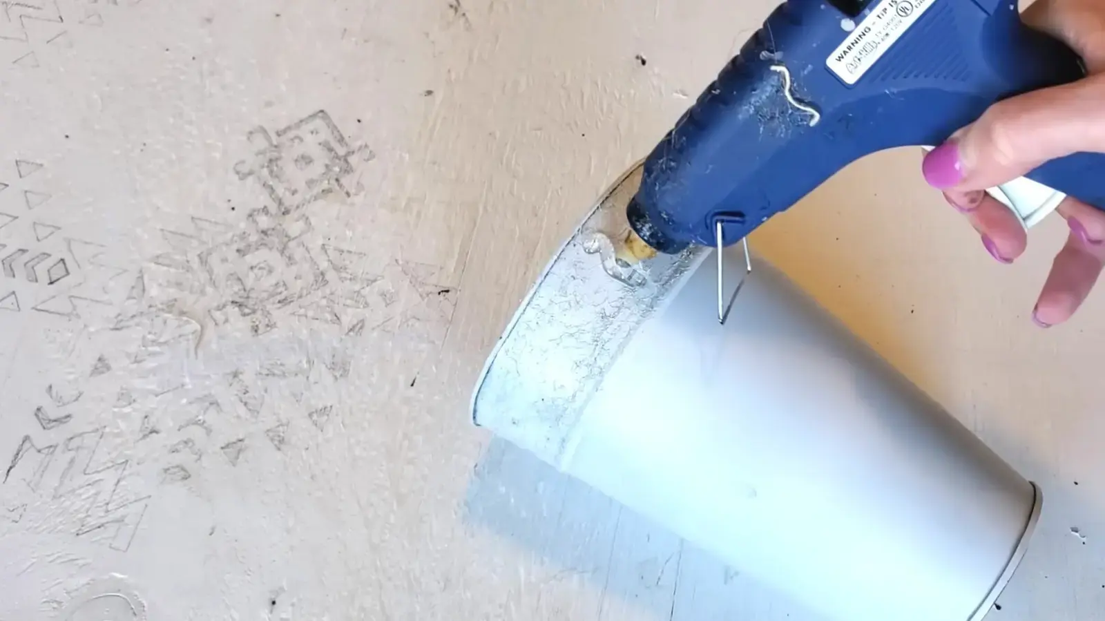 Transformă o curată simplă de metal în cel mai frumos decor de verandă cu un bricolaj inteligent