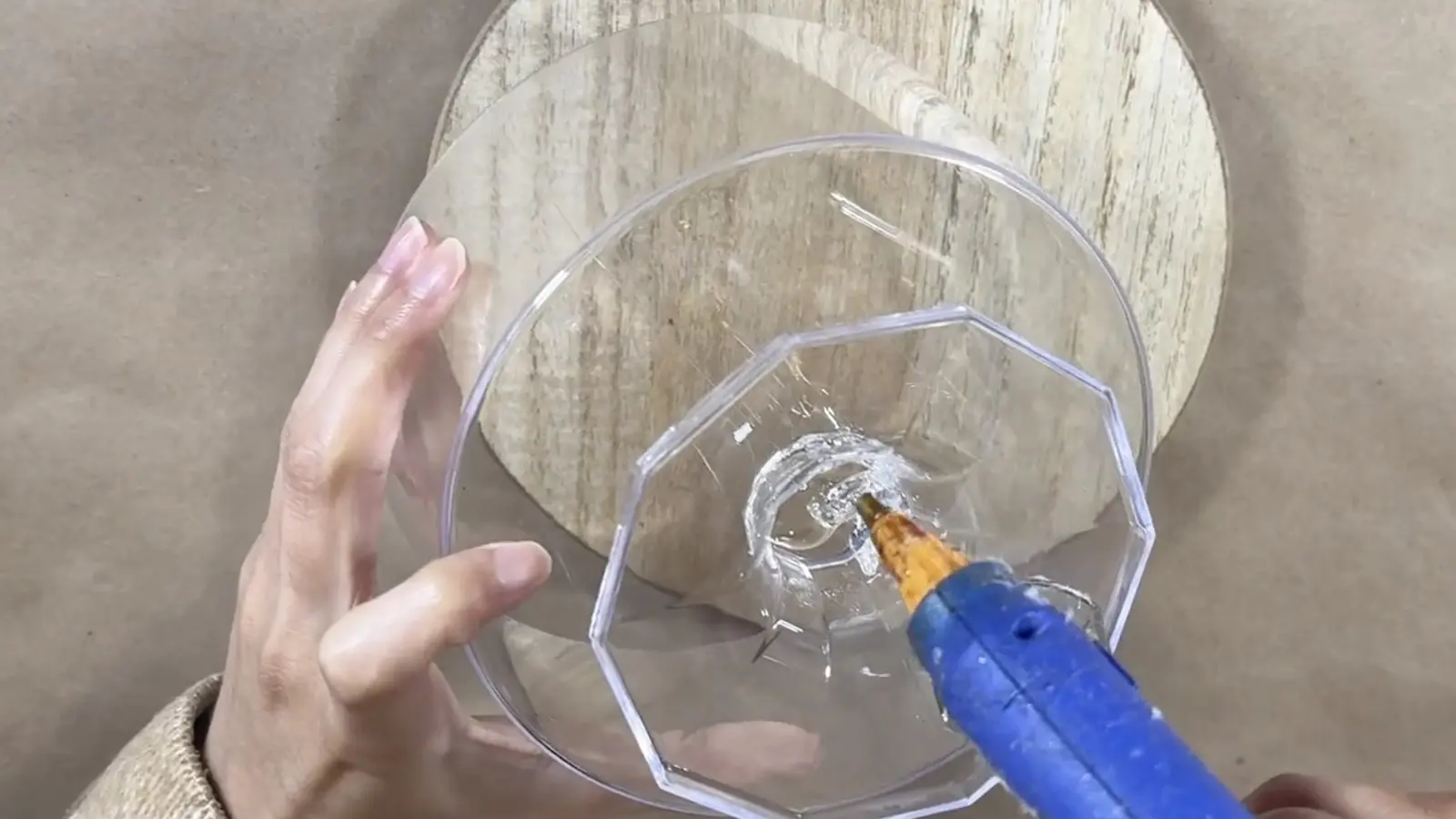 Un recipient plastic obișnuit devine piesă de mobilier rustic