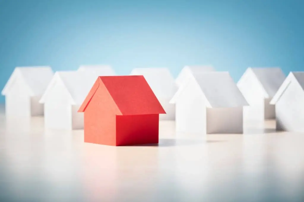 De ce stocul de locuințe dictează regulile în imobiliare?
