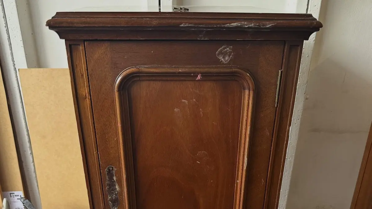 Cum a fost transformat un dulap vechi de caritate în piesa vedetă a unui dormitor