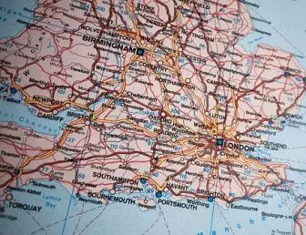 Piața imobiliară din Anglia îngheață: scădere bruscă a cererii înainte de buget