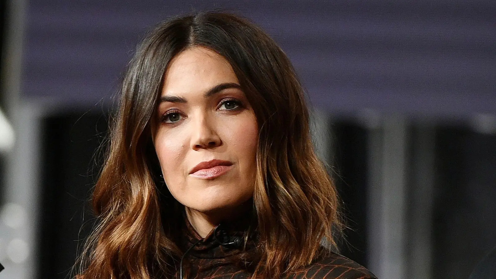 Paleta de culori a lui Mandy Moore: portocaliu și albastru în armonie de toamnă