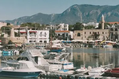 Mutarea în Cipru în timp ce închirierea de proprietate în Marea Britanie: reglementare pentru 2026