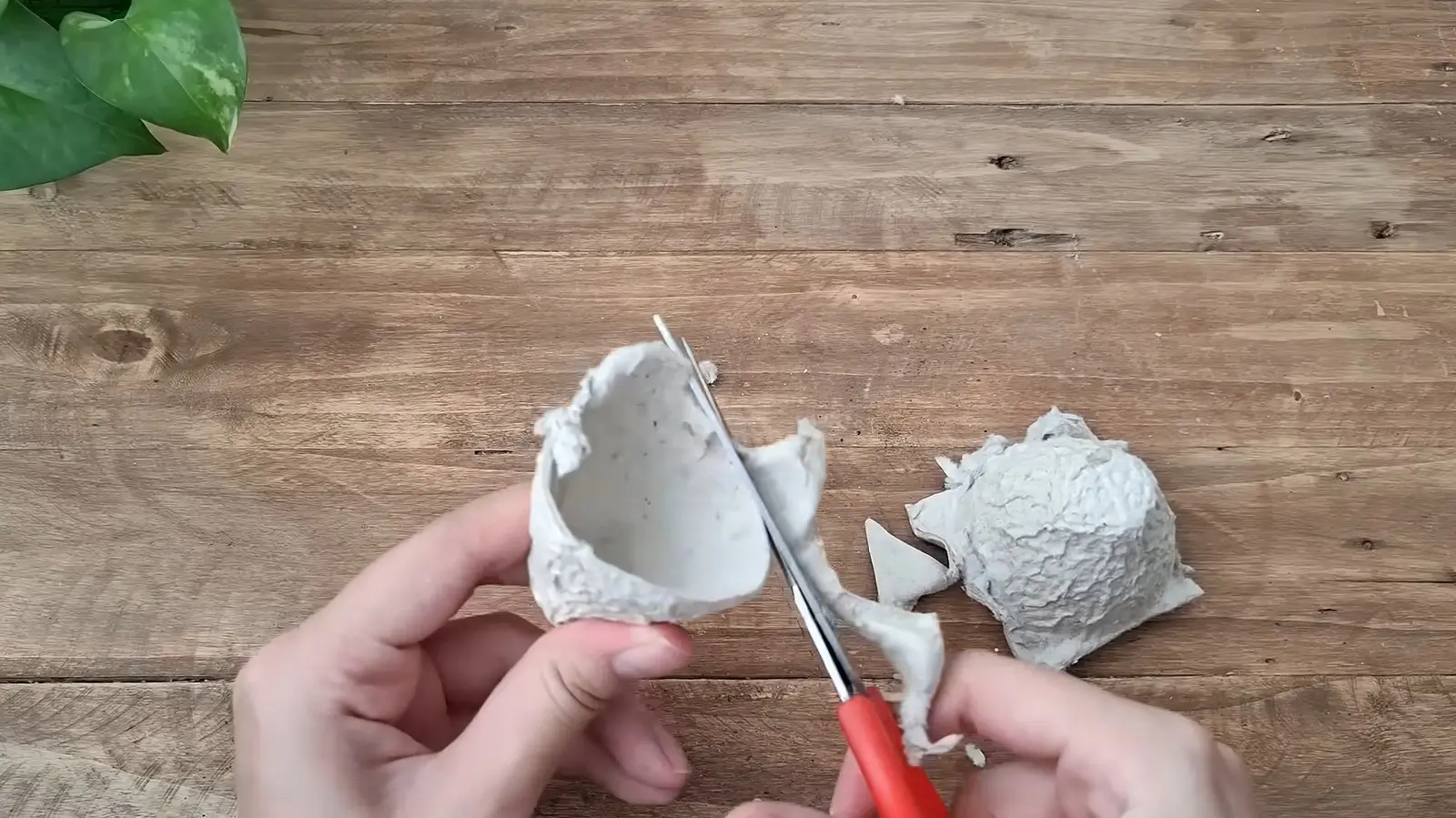 Nu arunca cutiile de ouă vechi: le poţi transforma în decor suspendat fai-da-te