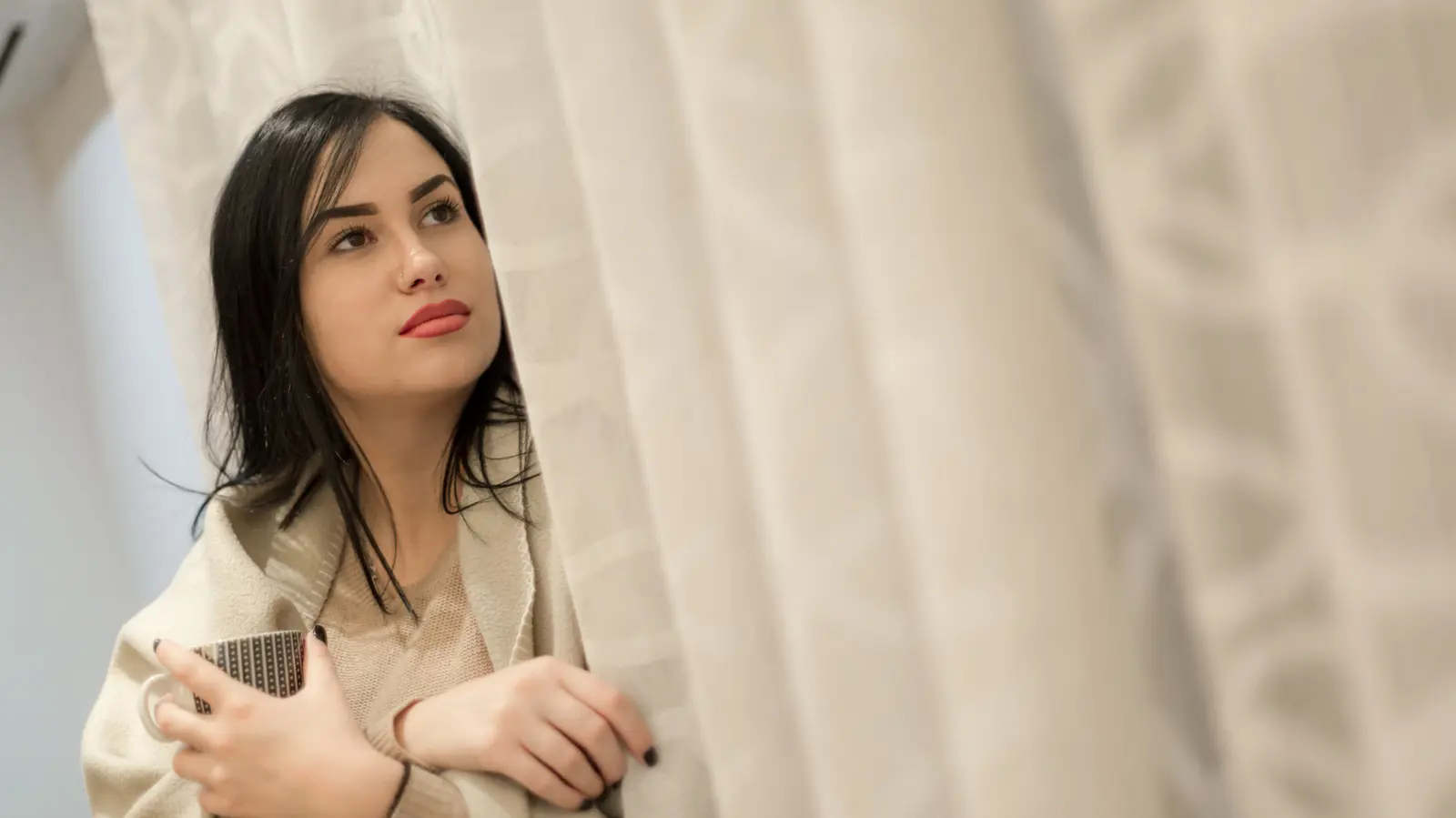 Valențe cu doile de dentelă: trucul DIY care adaugă charme vintage la perdele