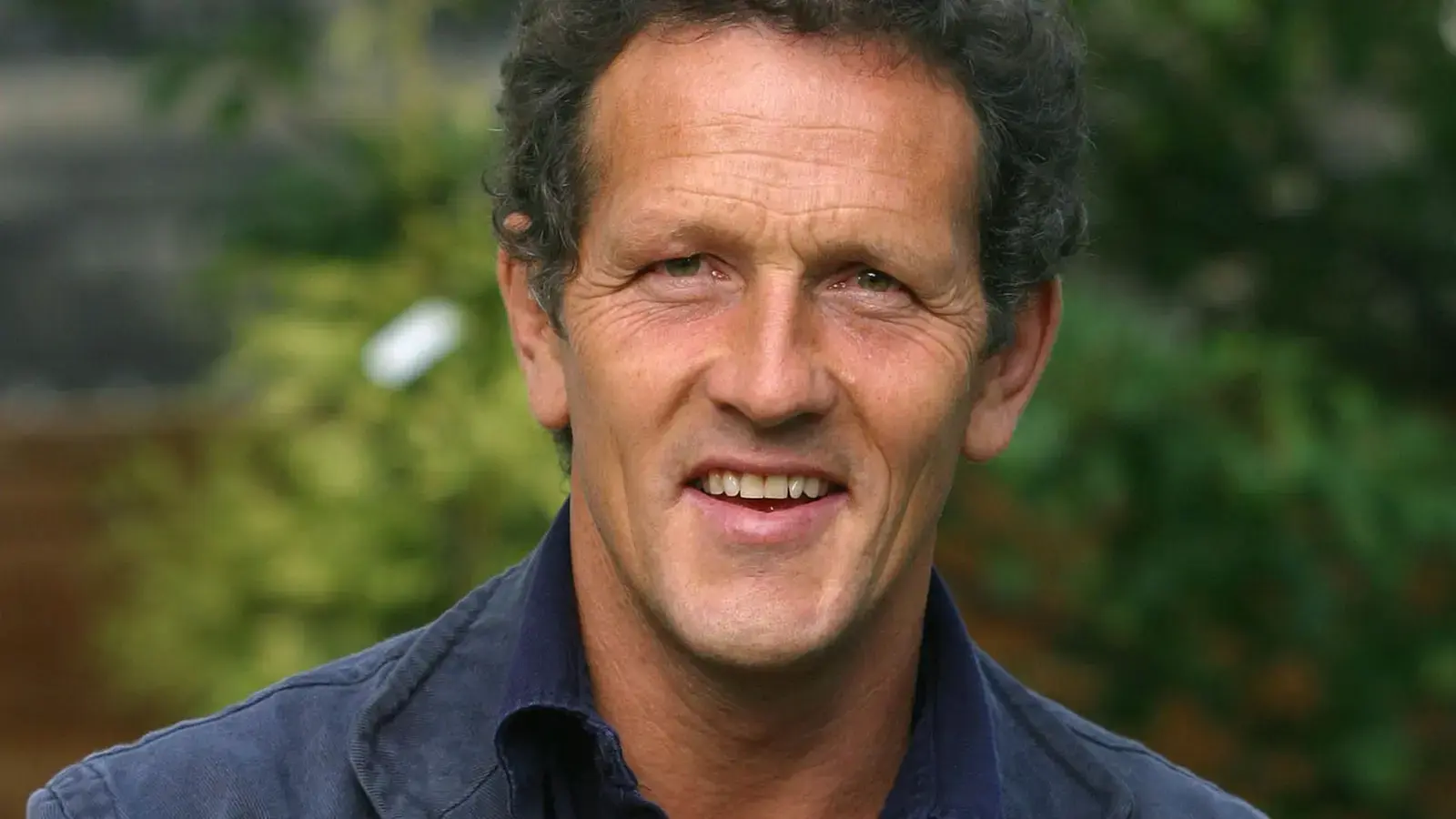 Tricul simplu al lui Monty Don cu plante în pot în fața oricărui drum de grădină să se simtă instantaneu ma magie
